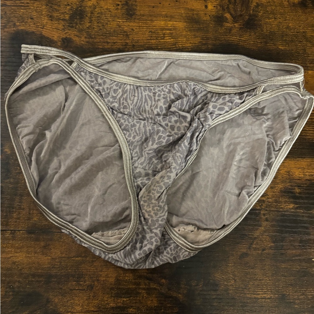 Vanity Fair Size 6 Well Worn Leopard Bikini Panties (see photos for condition)